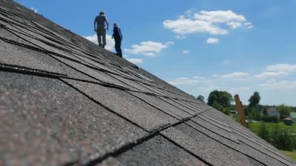 Costruzione del tetto. Tetto morbido, tegole. Roofer . — Video Stock