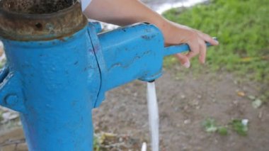 Jet sıhhi tesisat, su sütunu. Bir jet su basınç altında.