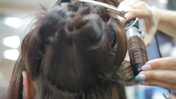 La colocación de los peinados de noche — Vídeo de stock