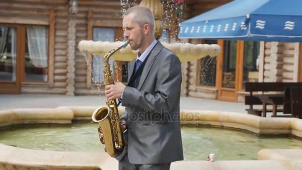 Bir saksofoncu saksafon çalar — Stok video