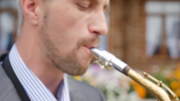 En saxofonist spelar saxofon — Stockvideo