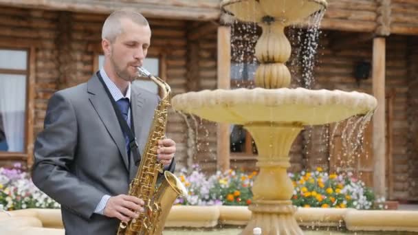 Een saxofonist speelt saxofoon — Stockvideo