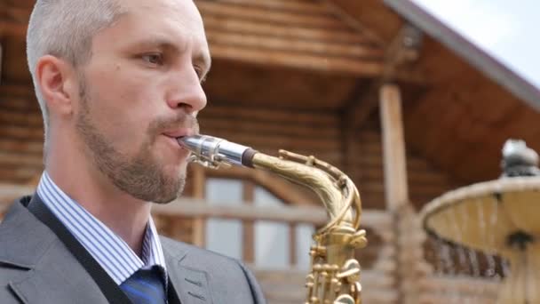 Ein Saxofonist spielt Saxofon — Stockvideo