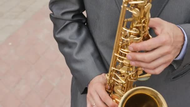 Саксофонист играет на саксофоне — стоковое видео