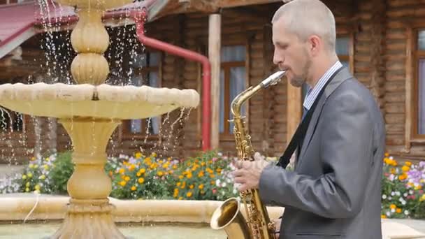 A saxophonist plays the saxophone — Stock Video