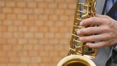 Bir saksofoncu saksafon çalar