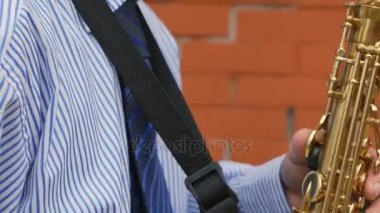 Bir saksofoncu saksafon çalar