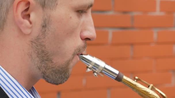 Saksofonista gra na saksofonie — Wideo stockowe