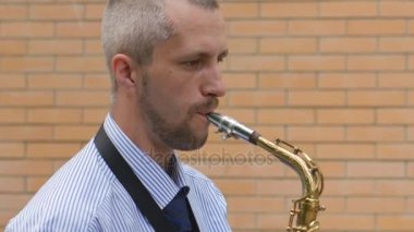 Bir saksofoncu saksafon çalar