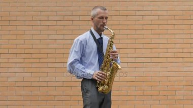 Bir saksofoncu saksafon çalar
