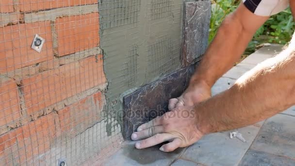 Trabalhar com pedra decorativa. ultra HD, 4K — Vídeo de Stock