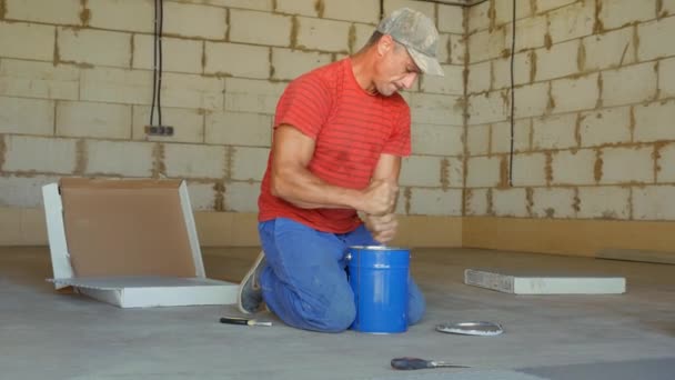 Pose de carreaux de sol en caoutchouc — Video