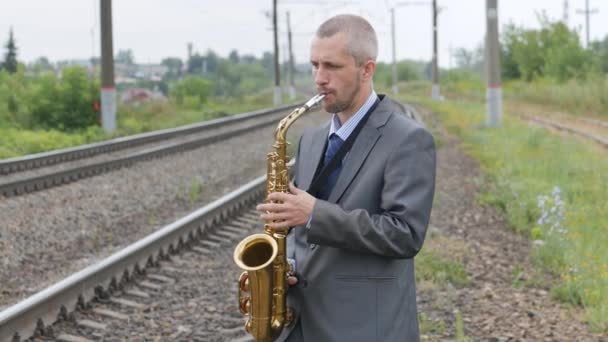Мценск, Россия, 07 августа 2017 г. EDITORIAL - Саксофонист играет на саксофоне YAMAHA — стоковое видео