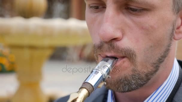 Mtsensk, Russia, 07 agosto 2017. EDITORIALE - Un sassofonista suona il sassofono YAMAHA — Video Stock
