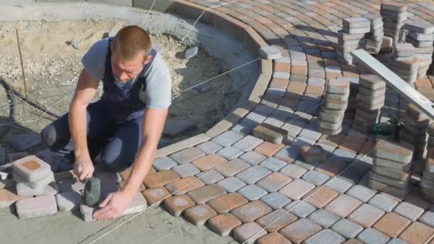 Colocando pedra pavers mestre — Vídeo de Stock