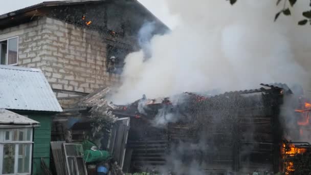 Un desastre. Un bombero trabaja en un incendio. Fuego en una casa privada — Vídeos de Stock