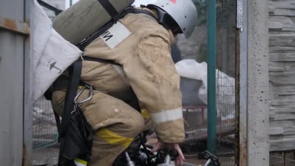 Καταστροφή. Ένας πυροσβέστης λειτουργεί σε μια πυρκαγιά. Φωτιά σε ιδιωτική κατοικία — Αρχείο Βίντεο