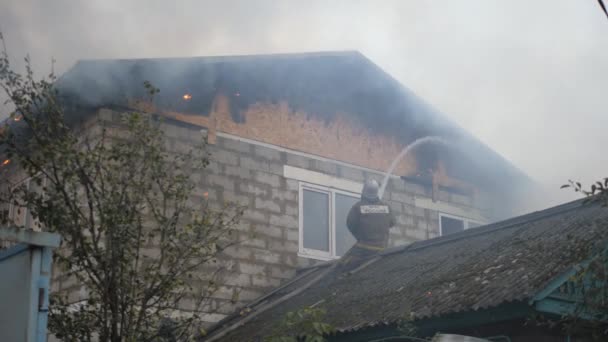 Καταστροφή. Ένας πυροσβέστης λειτουργεί σε μια πυρκαγιά. Φωτιά σε ιδιωτική κατοικία — Αρχείο Βίντεο