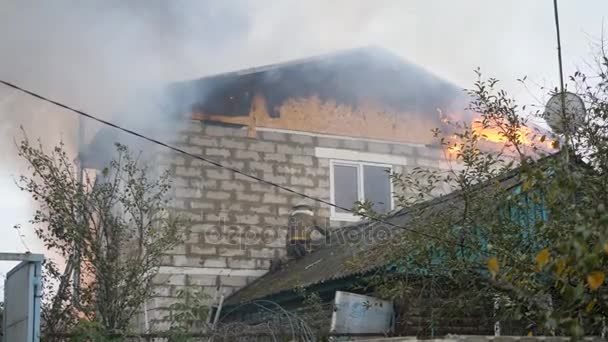 Efremovskay street, Mtsensk, Rusya Federasyonu, 2017.05.10. Editörden - felaket. Bir itfaiyeci yangından çalışır. Bir özel evde yangın — Stok video