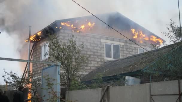 Efremovskay street, Mtsensk, Rusya Federasyonu, 2017.05.10. Editörden - felaket. Bir itfaiyeci yangından çalışır. Bir özel evde yangın — Stok video