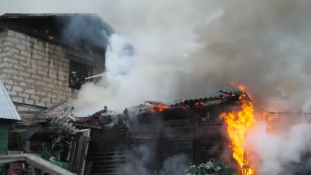 Un disastro. Un pompiere lavora su un incendio. Fuoco in una casa privata — Video Stock