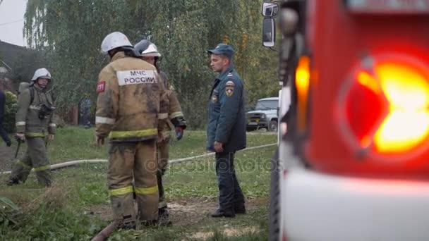 Efremovskay street, Mtsensk, Rusia, 2017.05.10. Editorial-Desastre. Trabajo de camión de bomberos en el fuego . — Vídeos de Stock