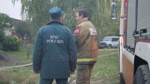 Rua Efremovskay, Mtsensk, Rússia, 2017.05.10. Desastre editorial. Trabalho de bombeiros no incêndio . — Vídeo de Stock