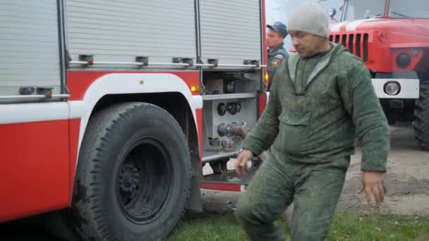Efremovskay 街，姆钦斯克，俄罗斯，2017.05.10。编辑-灾难。消防卡车工作在火上. — 图库视频影像