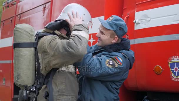 Efremovskay street, Mtsensk, Rusia, 2017.05.10. Editorial-Desastre. Trabajo de camión de bomberos en el fuego . — Vídeo de stock