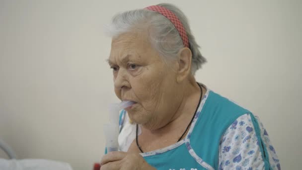 Hospital, treatment with a nebulizer. — Stock Video