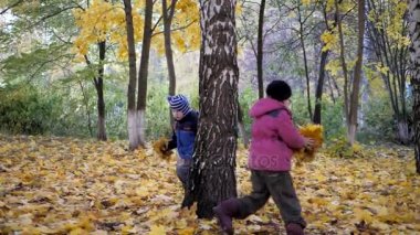 Yılın sonbahar zamanı. Çocuklar doğal olarak oyun
