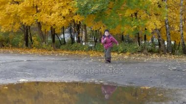 Yılın sonbahar zamanı. Çocuklar doğal olarak oyun
