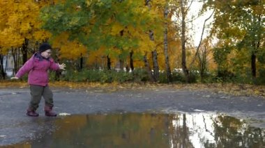 Yılın sonbahar zamanı. Çocuklar doğal olarak oyun