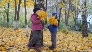 Yılın sonbahar zamanı. Çocuklar doğal olarak oyun