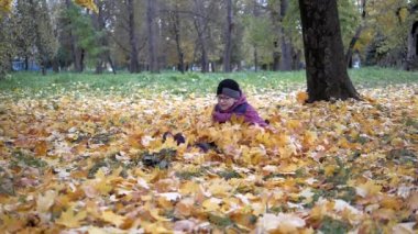 Yılın sonbahar zamanı. Çocuklar doğal olarak oyun