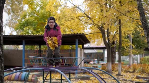 Die Zeit des Jahres, Herbst. Kinder spielen in der Natur — Stockvideo