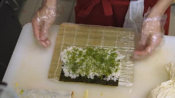 Sushi e rolos. Cozinhar — Vídeo de Stock