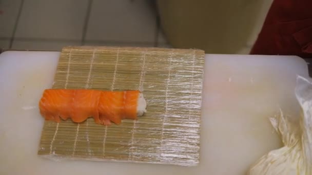 Sushi e rolos. Cozinhar — Vídeo de Stock