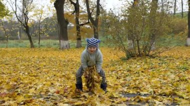 Yılın sonbahar zamanı. Çocuklar doğal olarak oyun