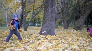 Yılın sonbahar zamanı. Çocuklar doğal olarak oyun