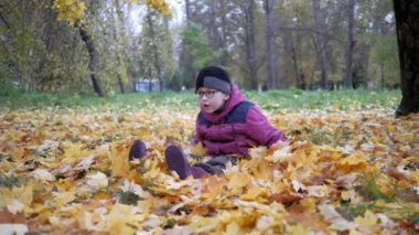 Yılın sonbahar zamanı. Çocuklar doğal olarak oyun