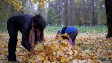 Yılın sonbahar zamanı. Çocuklar doğal olarak oyun