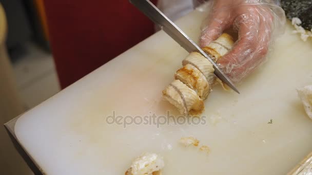 Sushi und Brötchen. Kochen — Stockvideo