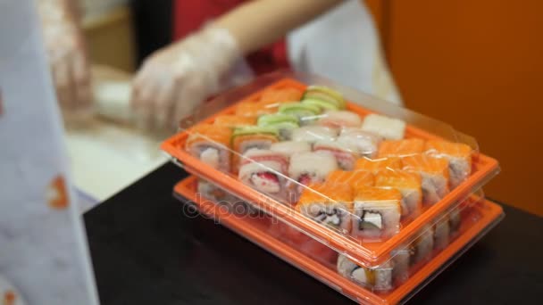 Sushi och rullar. Matlagning — Stockvideo