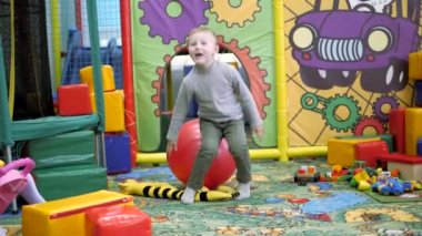 Çocuk Oyunları. Odasında eğlenceli çocuklar.