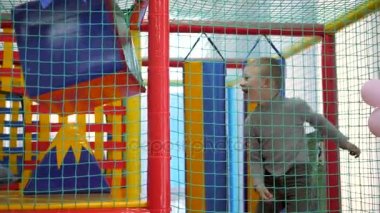 Çocuk Oyunları. Odasında eğlenceli çocuklar.