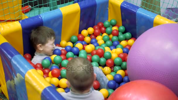 Jogos infantis. Crianças divertidas na sala . — Vídeo de Stock