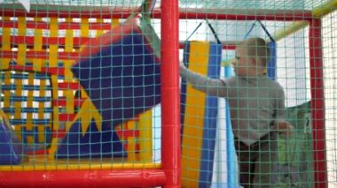 Çocuk Oyunları. Odasında eğlenceli çocuklar.