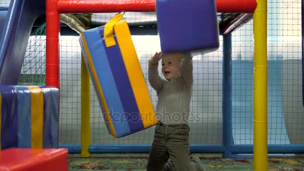 Kinderen spelen. Leuke kinderen op de kamer. — Stockvideo