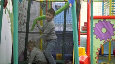 Çocuk Oyunları. Odasında eğlenceli çocuklar.